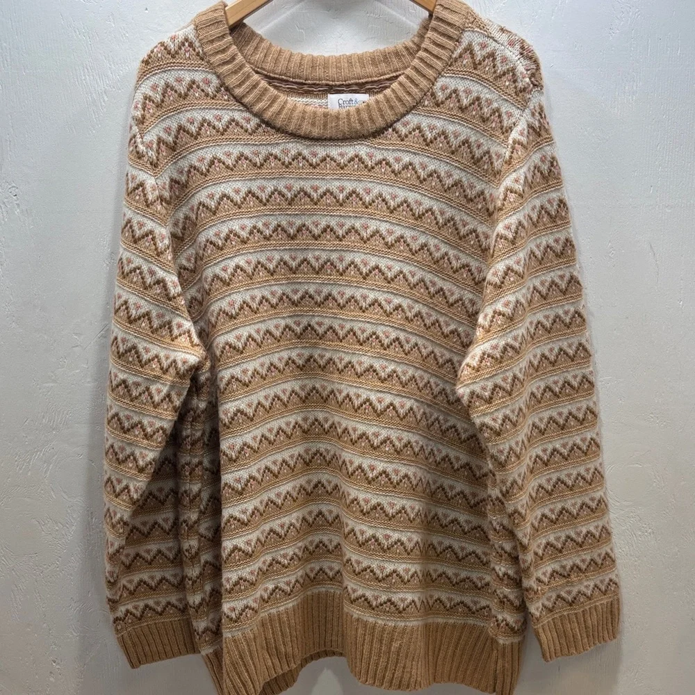 Croft & Barrow Beige and White Geometric Crew Neck Sweater